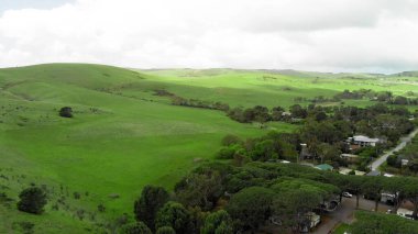 Bahar mevsiminde Kanguru Adası tepeleri, İHA 'dan Güney Avustralya hava manzarası.
