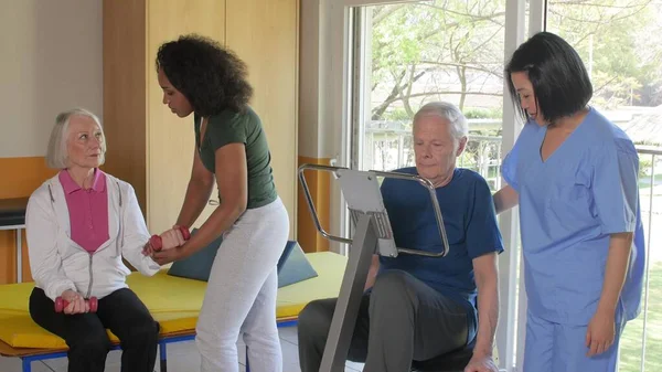 Spor Salonunda Ağırdan Alan Yaşlı Çift Eğitimleri — Stok fotoğraf