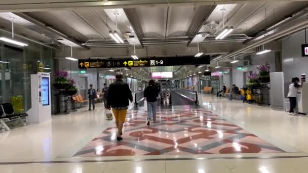 BANGKOK - DEZEMBER 2019: Innenraum des Flughafens mit Passagieren. Dies ist ein wichtiger Verkehrsknotenpunkt — Stockvideo