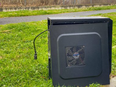 Şehirdeki bir patika boyunca yasadışı olarak bilgisayar fırlattım. Kirli arazi. İnsan ve doğa kavramı. Doğada yasadışı çöplük. Şehirdeki bir patikanın yakınındaki kirli kirletici enkaz. Ekolojik sorunlar.