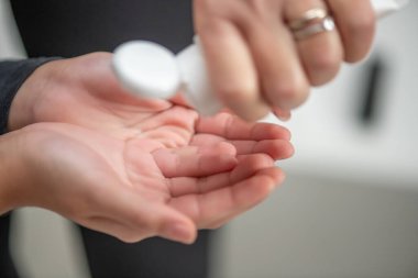 Pandemik zamanda genç kız ellerini evde temizliyor..