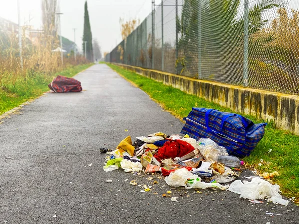 Nielegalnie Wyrzucone Śmieci Wzdłuż Miejskiego Szlaku Zanieczyszczone Środowisko — Zdjęcie stockowe
