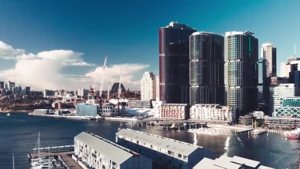 SYDNEY - AUGUST 2018: Panoramisch uitzicht vanuit de lucht op Barangaroo en de skyline van de stad vanaf de drone — Stockvideo