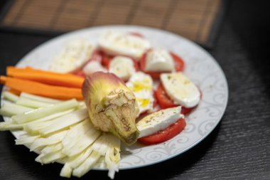 Yağlı ve tuzlu taze çiğ sebzeler..