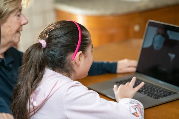 Oudere Vrouw Met Haar Kleindochter Heeft Videogesprek Thuis Pandemische Tijd — Stockfoto