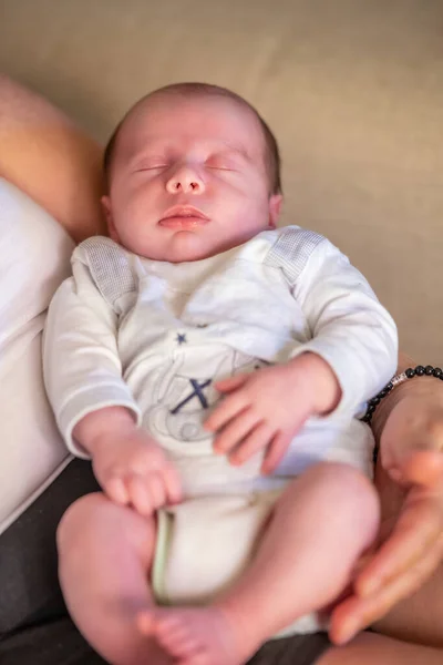 Menino Recém Nascido Nas Mãos Sua Avó — Fotografia de Stock