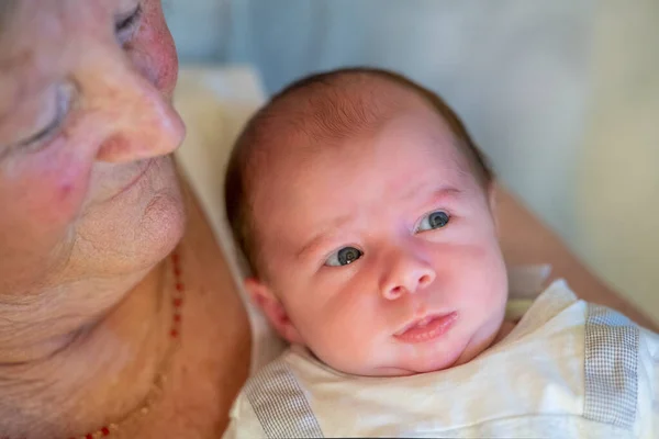 Pasgeboren Baby Jongen Handen Van Zijn Grootmoeder — Stockfoto