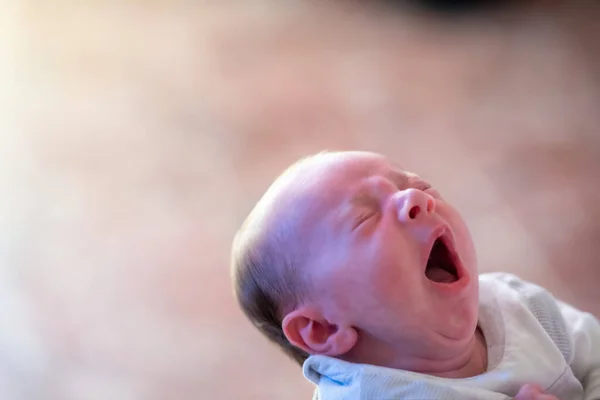 Yeni Doğmuş Erkek Bebek Esniyor Rahatla Konsept — Stok fotoğraf