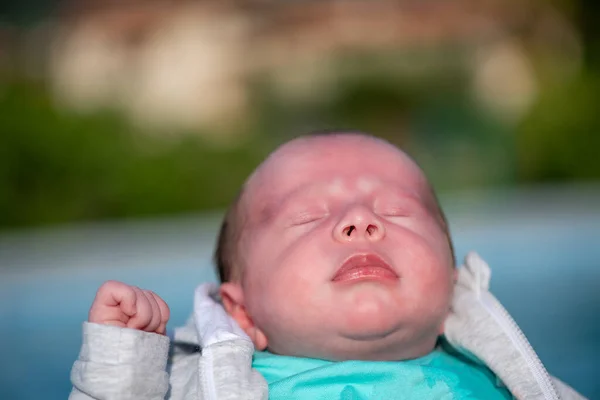 Relajado Recién Nacido Bebé Niño Durmiendo Aire Libre — Foto de Stock