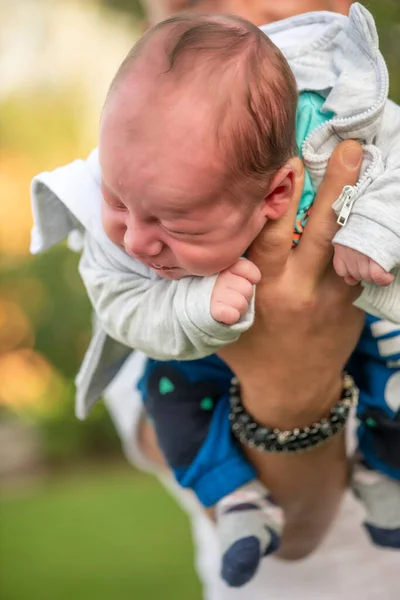 Einen Neugeborenen Jungen Den Armen Halten — Stockfoto