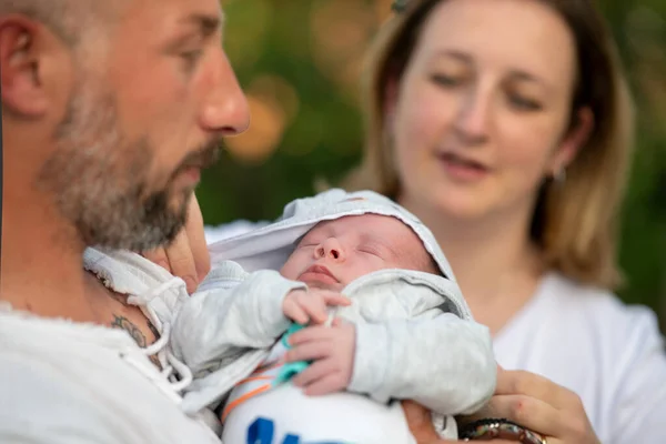 Lycklig Familj Utomhus Välkomnande Nyfödd Pojke — Stockfoto