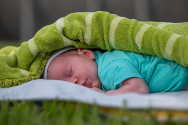 Rilassato Neonato Bambino All Aperto Dormire Sotto Una Copertura — Foto Stock