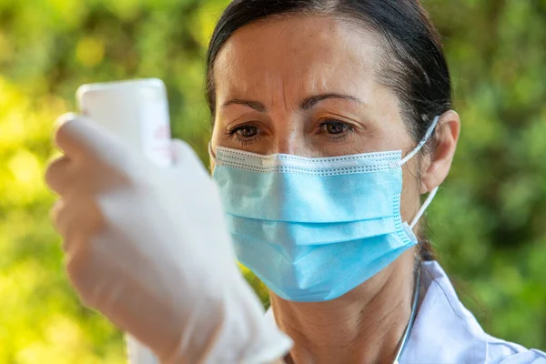 Zelfverzekerde Vrouwelijke Arts Bereidt Covid Vaccinatie Buiten Concept Voor Preventie — Stockfoto