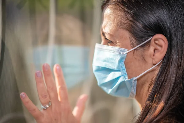 Vrouw Met Covid Thuis Torenhoog Masker Kijkend Naar Het Kamerraam — Stockfoto