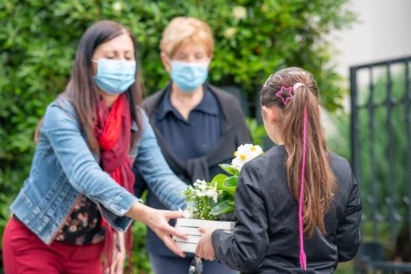 Familiengeschenk Pandemiezeiten Junges Mädchen Schenkt Ihrer Enkelin Blumen — Stockfoto