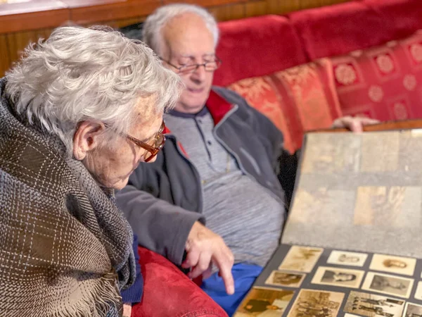 Anziani Coppia Sfogliando Vecchie Foto Grandi Ricordi Sono Conservati Nell — Foto Stock