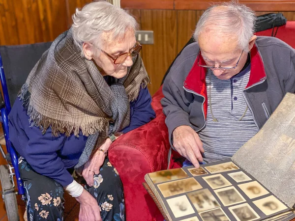 Anziani Coppia Sfogliando Vecchie Foto Grandi Ricordi Sono Conservati Nell — Foto Stock