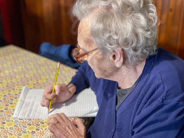Ritratto Una Signora Anziana Che Scrive Primo Piano Profondità Campo — Foto Stock