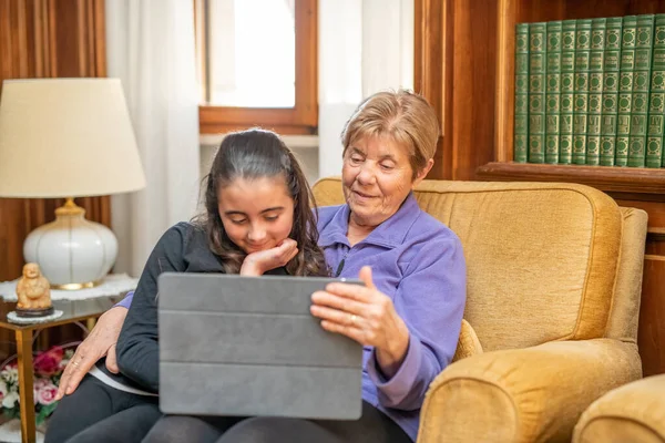 Famille Maison Temps Pandémie Jeune Fille Utilisant Tablette Avec Grand — Photo