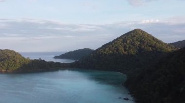 Chong Khat Körfezi panoramik hava manzaralı, Surin Adaları Ulusal Parkı, Tayland