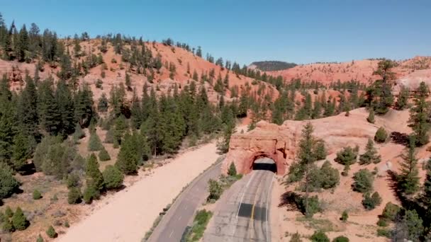 Ingresso del tunnel del Red Canyon e del Bryce Canyon. Arco rosso situato all'ingresso del parco nazionale — Video Stock