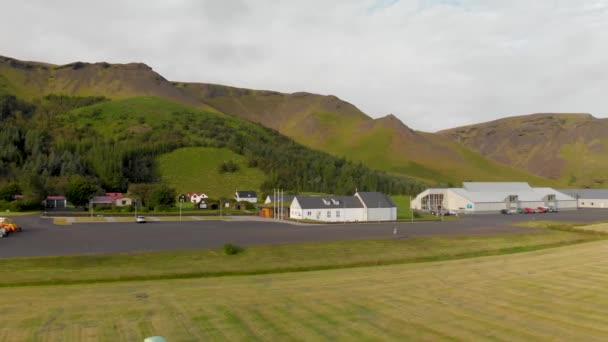 Skogar, Island. Panoramatický letecký pohled na louky a domy v letní sezóně — Stock video