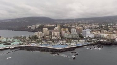 Martianez Gölü ile Puerto de la Cruz, Tenerife 'nin hava manzarası