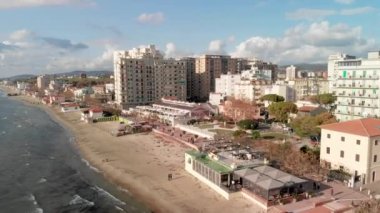 Marina di Pisa gökyüzünden, İtalya 'dan. Güzel bir kıyı şeridi ve şehir manzarası.