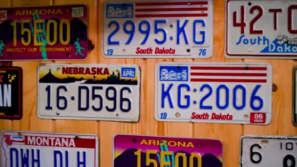 KEYSTONE, SD - JULIO 2019: Placas de coche fijadas a la pared de un restaurante — Vídeo de stock