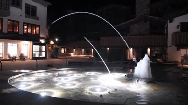 VAIL, CO - LUGLIO 2019: Fontana cittadina e case di notte — Video Stock