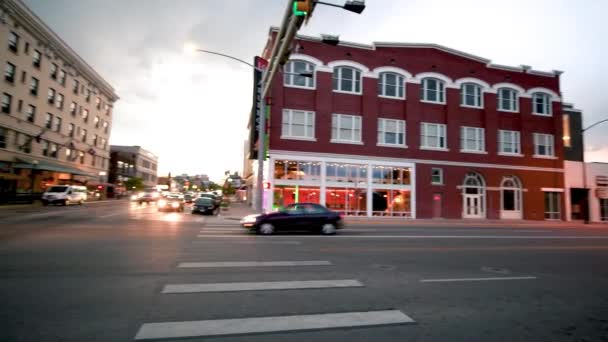 CHEYENNE, WY - JULY 2019: City streets traffic at sunset — Stockvideo