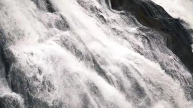 Suyu akan Yellowstone deresi