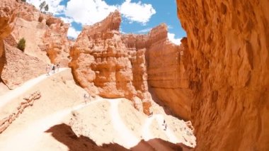Bryce Canyon Ulusal Parkı 'nın inanılmaz kaya oluşumları. Güzel bir yaz günü manzarası