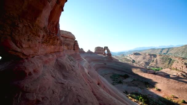 Delikat båge i Arches National Park under sommarsäsongen, Utah landskap — Stockvideo