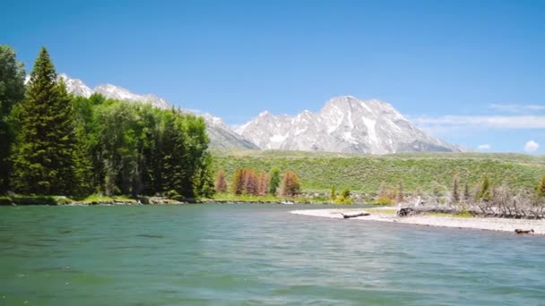 Snake River and mountains in summer season, Grand Teton National Park — Vídeo de Stock