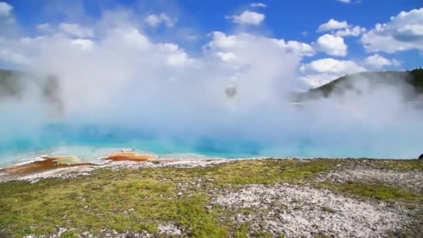 ワイオミング州イエローストーン国立公園。ミッドウェイのターコイズプール｜Geyser Basin — ストック動画