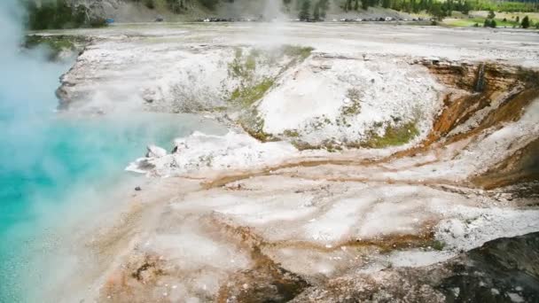 Yellowstone Nationalpark, im Aufwind. türkisfarbener Pool im mittleren Geysirbecken — Stockvideo