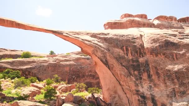Landscape Arch in Arches National Park during summer season, Utah landscape — Αρχείο Βίντεο