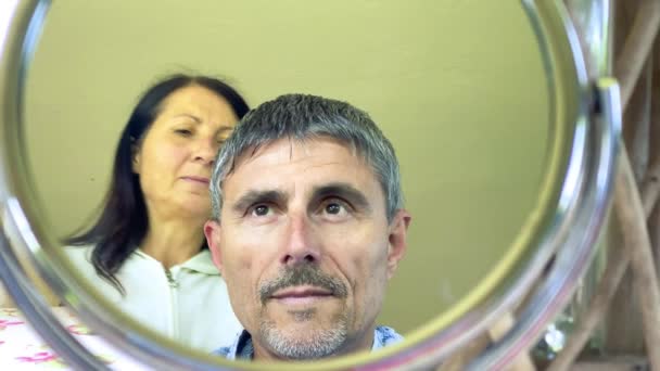 Hair cut at home. Man looking at the mirror — Vídeos de Stock