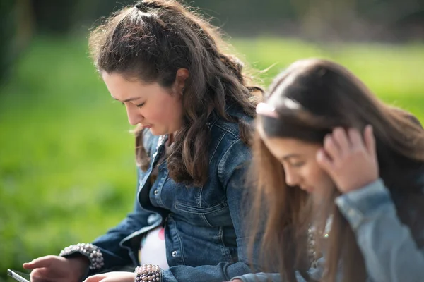 Duas Meninas Sentadas Banco Parque Cidade Usando Tablets — Fotografia de Stock