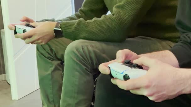 Doi bărbați care joacă jocuri video pe calculator acasă, detalii pe mâini și controler — Videoclip de stoc