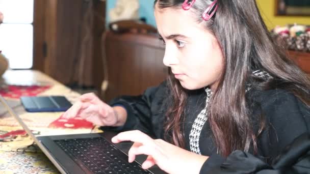 Mladá dívka používá notebook doma. Domácí školství a koncepce učení — Stock video