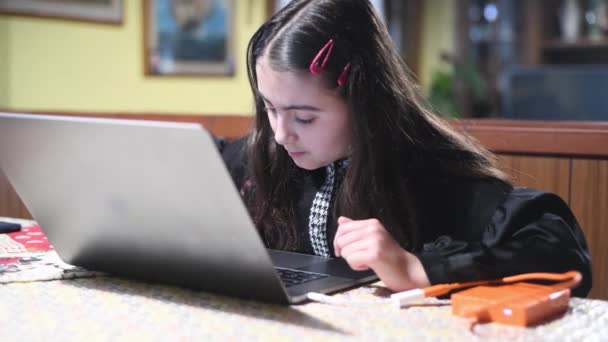 Chica joven usando el ordenador portátil en casa. Concepto de educación y aprendizaje en el hogar — Vídeos de Stock