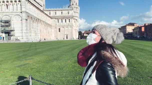 Donna che cammina all'aperto con maschera davanti a un punto di riferimento. Concetto di pandemia — Video Stock