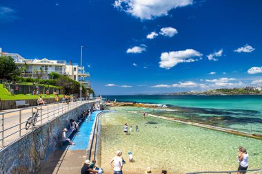 BONDI BEACH, SYDNEY - Kasım 2015: İnsanlar ünlü havuzlarda plaj yaşamından hoşlanıyor.