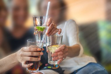 Bira fabrikası barında bira içen bir grup mutlu arkadaş - gençlerle arkadaşlık konsepti serin yerlerde birlikte eğleniyor - bardaklara odaklan.