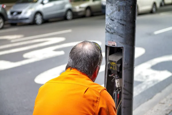 Technicus Reparaties Openbare Elektrische Probleem Een Straat Post — Stockfoto