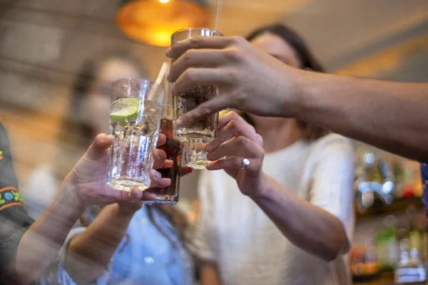 Glada Vänner Som Dricker Bryggerikrogen Vänskapskoncept Med Unga Människor Som — Stockfoto