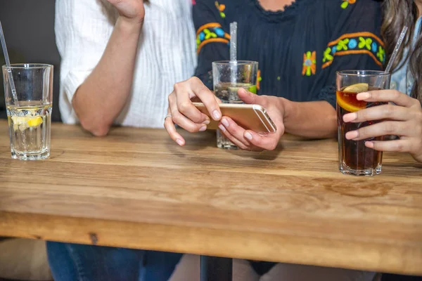 사람들이 술집에서 맥주를 마시고 있습니다 안경에 집중하 — 스톡 사진