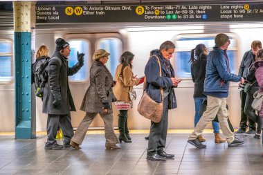NEW YORK CITY - 3 ARALIK 2018: insanlar istasyonda metro trenini bekliyor.